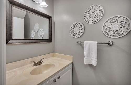 Saint Simons Island Casa | Stunning condo and Preferred location! Gated with Pool, only 5 Mins to Beach!