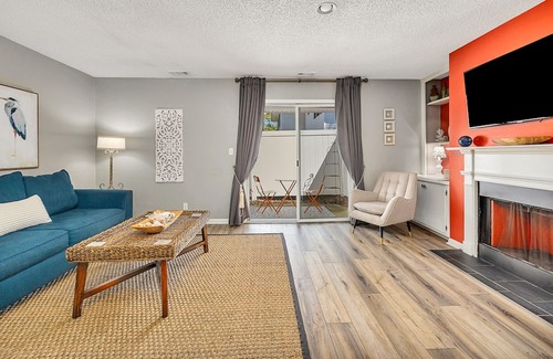 Saint Simons Island Casa | Stunning condo and Preferred location! Gated with Pool, only 5 Mins to Beach!