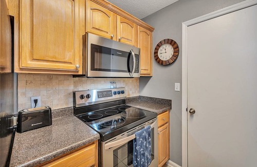 Saint Simons Island Casa | Stunning condo and Preferred location! Gated with Pool, only 5 Mins to Beach!