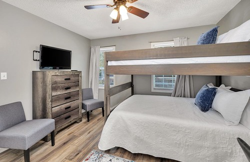 Saint Simons Island Casa | Stunning condo and Preferred location! Gated with Pool, only 5 Mins to Beach!