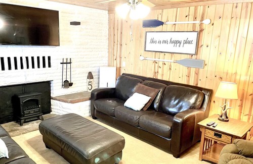 McHenry Cabina | Cozy cabin on the Lake with dock and hot tub!