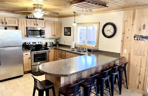 McHenry Cabina | Cozy cabin on the Lake with dock and hot tub!