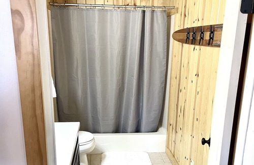McHenry Cabina | Cozy cabin on the Lake with dock and hot tub!