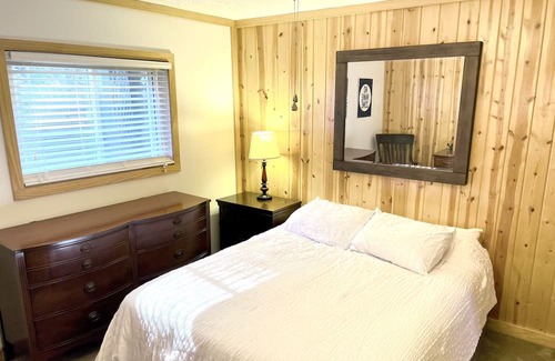 McHenry Cabina | Cozy cabin on the Lake with dock and hot tub!
