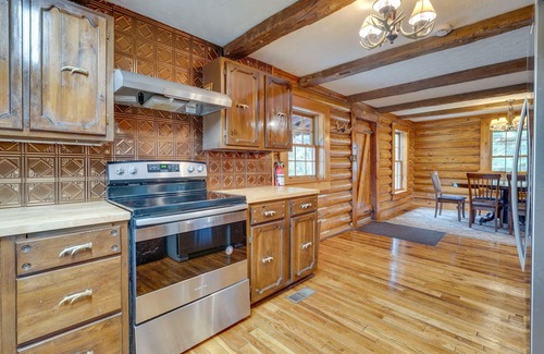 Wellston Cabina | Rustic Wellston Cabin w/ Pond & ATV Trail Access!