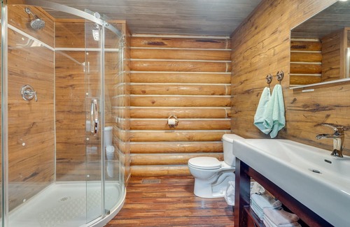 Wellston Cabina | Rustic Wellston Cabin w/ Pond & ATV Trail Access!