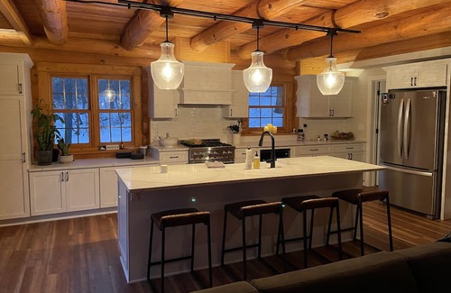 Wautoma Cabina | Log cabin on the lake. Game room, fire pit, near golf & supper clubs! Sleeps 14