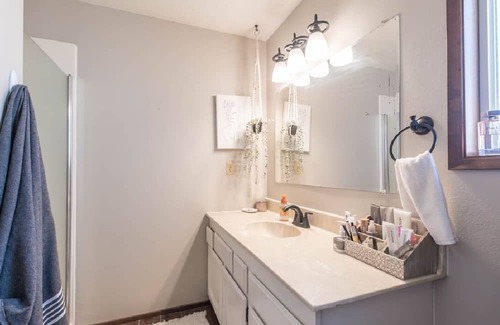 Lebanon Casa | Cute, clean room,shared space and a huge yard,1mi to hospital and m.college