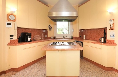 Castello Villa | Stunning private villa with WIFI, private pool, A/C, TV, patio, pets allowed and parking