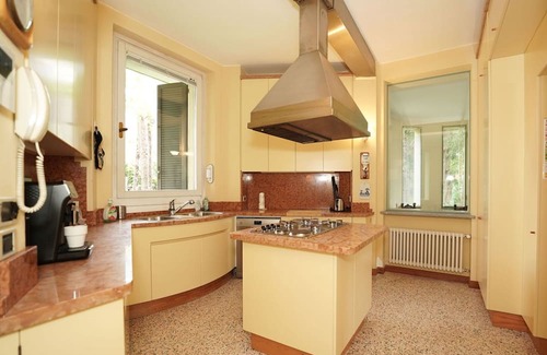 Castello Villa | Stunning private villa with WIFI, private pool, A/C, TV, patio, pets allowed and parking