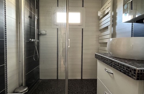 Bron Casa | Maison Familiale Avec Piscine Proche de Toutes Commodités à 10 min de Lyon !