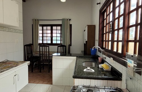 Bairro da Enseada Casa | Casa na Praia 3 Quartos, Espaço Seguro Para Pets , Piscina e Salão de Jogos