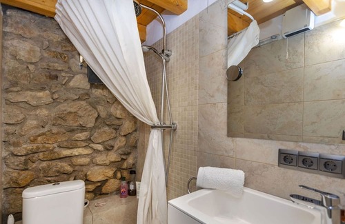 Olopte Casa | Beautiful private villa for 2 guests with TV and patio