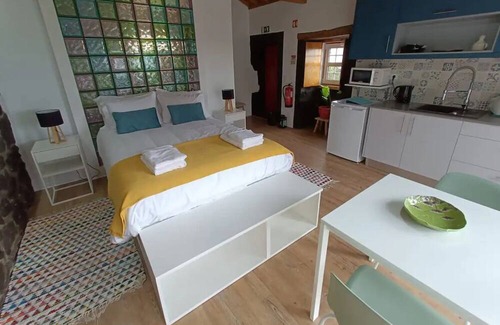 Angra do Heroismo Apartamento | Studio Apartment 'Casa Do Poço - Casinha' with Mountain View, Shared Terrace and Wi-Fi