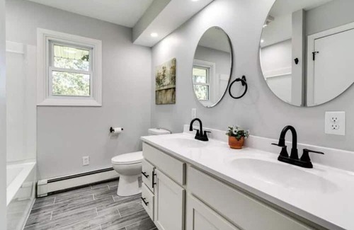 De Forest Casa | Midcentury modern waterfront home in quiet neighborhood with mature trees