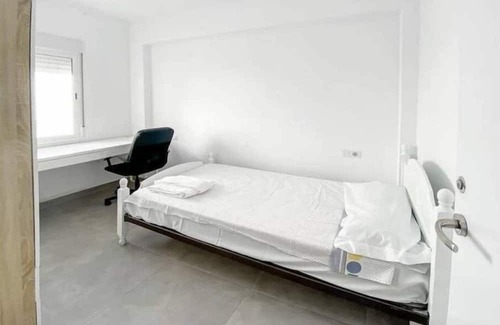 Castello de la Plana Apartamento | Elegant 4 beds near train station upto 6 Pax