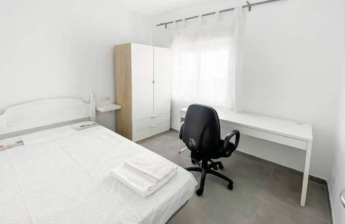 Castello de la Plana Apartamento | Elegant 4 beds near train station upto 6 Pax
