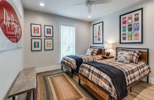 College Station Casa | 3 Mi to Kyle Field-1.5 Acre-Fire Pit/Patio-3500 sf