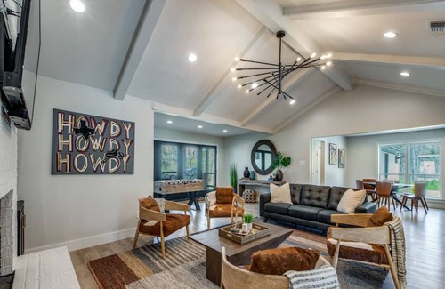 College Station Casa | 3 Mi to Kyle Field-1.5 Acre-Fire Pit/Patio-3500 sf