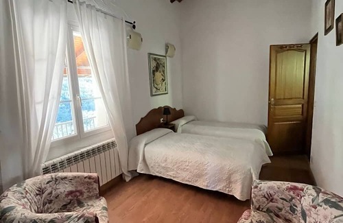 Navarra Pyrenees Apartamento | Apartment 'Etxezurialde I' with Mountain View, Private Terrace and Wi-Fi