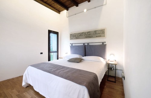 Calolziocorte Apartamento | Apartment "Hotel Locanda Leonardo Bellagio" with Mountain View, Shared Terrace & Wi-Fi