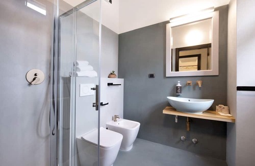 Calolziocorte Apartamento | Apartment "Hotel Locanda Leonardo Bellagio" with Mountain View, Shared Terrace & Wi-Fi