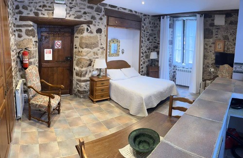 Navarra Pyrenees Apartamento | Studio Apartment 'Etxezuria' with Mountain View, Private Garden and Wi-Fi