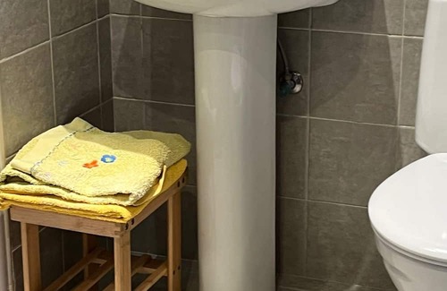 Navarra Pyrenees Apartamento | Studio Apartment 'Etxezuria' with Mountain View, Private Garden and Wi-Fi