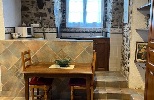Navarra Pyrenees Apartamento | Studio Apartment 'Etxezuria' with Mountain View, Private Garden and Wi-Fi