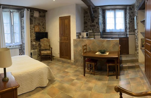 Navarra Pyrenees Apartamento | Studio Apartment 'Etxezuria' with Mountain View, Private Garden and Wi-Fi