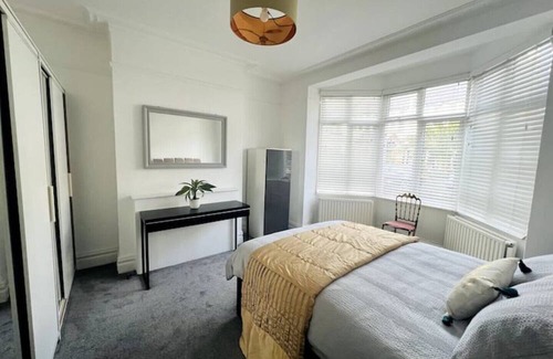 Leigh-on-Sea Apartamento | Heart Of Leigh On Sea Ground Floor Flat W/ Garden