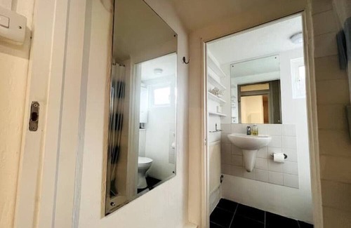 Leigh-on-Sea Apartamento | Heart Of Leigh On Sea Ground Floor Flat W/ Garden