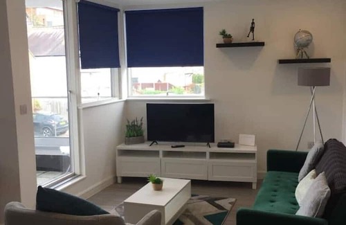 Isle of Grain Apartamento | Leigh Broadway Apartment With Parking & Balcony