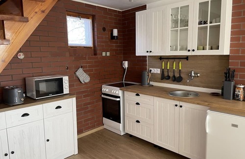 Branzez Casa | Stunning private villa for 6 guests with WIFI, balcony, pets allowed and parking