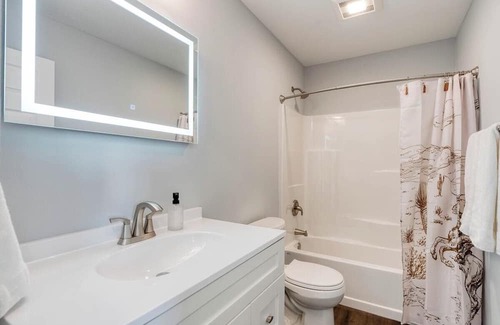 Evergreen Casa | Cowboy Castle | MT Sky Haus - 8 mins from airport