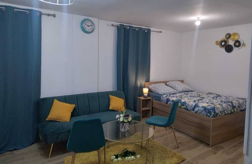 Conflans-Sainte-Honorine Apartamento | Homerez - Studio for 3 ppl. with garden and terrace at Conflans-Sainte-Honorine