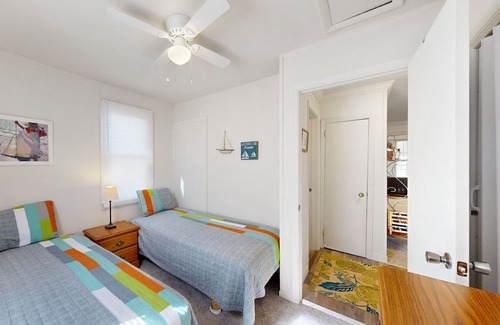 Rehoboth Beach Cabaña | LA PETITE COTTAGE- 2BD, 1BA - SLEEPS 4 - Bike to Beach *Pet Friendly*