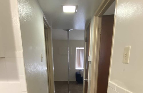 Florissant Apartamento | Quiet cozy apartment right off the highway! Next to 3 shopping plaza’s!