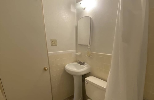Florissant Apartamento | Quiet cozy apartment right off the highway! Next to 3 shopping plaza’s!