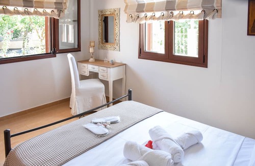 Gastouni Apartamento | Kiki’s 3BD apt. with Citrus Garden & BBQ
