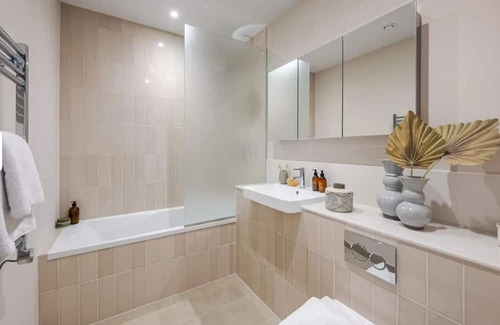 Brixton Hill Casa | Modern Luxury: 3 Bed, 2 Bath Residence with Private Garden in Vibrant Kings Mews