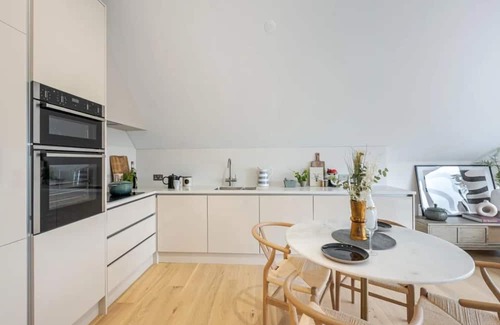 Brixton Hill Casa | Modern Luxury: 3 Bed, 2 Bath Residence with Private Garden in Vibrant Kings Mews