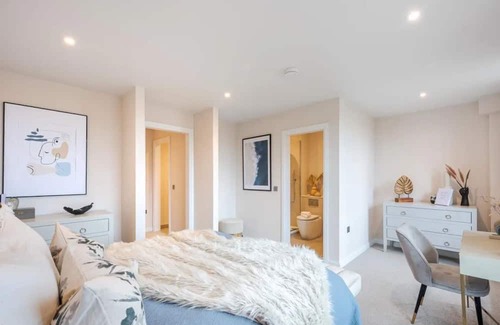 Brixton Hill Casa | Modern Luxury: 3 Bed, 2 Bath Residence with Private Garden in Vibrant Kings Mews