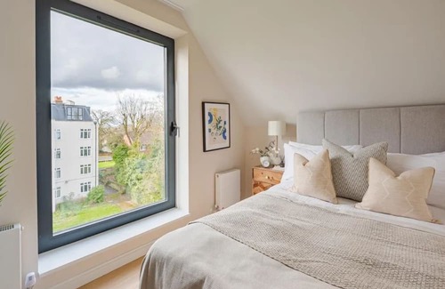 Brixton Hill Casa | Modern Luxury: 3 Bed, 2 Bath Residence with Private Garden in Vibrant Kings Mews