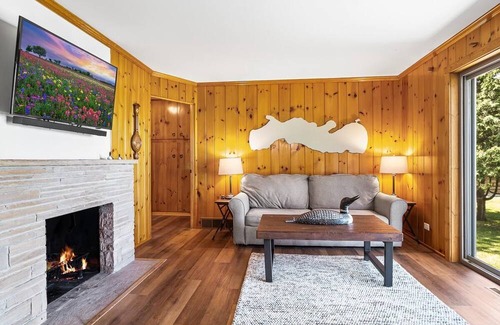 Markesan Cabina | Serene, Immaculate cabin on pristine lake frontage