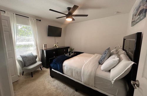 Deltona Lakes Casa | Private Luxury Guest Room w/ Golf Course Access Separate Entrance