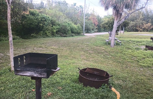 Sunny Isles Beach Alquiler De RV | Camp grounds near the lake ! Beautiful with camp fire spot !
