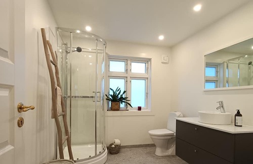 Ulstein Municipality Casa | Charming House in Ulsteinvik, Free Wifi and Parking