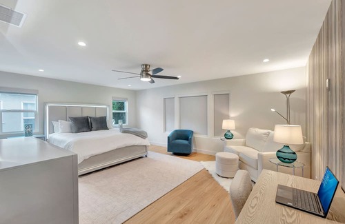 Bixby Knolls Casa | New Reno 3 BD Home - Pool - EV Charger