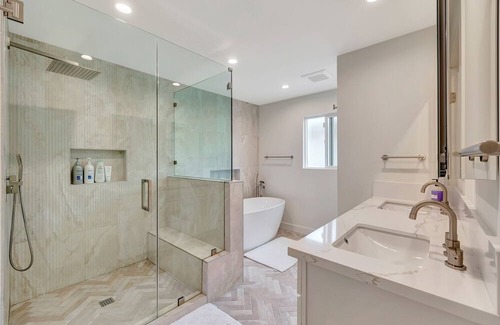 Bixby Knolls Casa | New Reno 3 BD Home - Pool - EV Charger